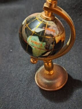 Globe Of Gemstone Black Onyx Gem World Gold Base 5 Inch Half Moon Stand